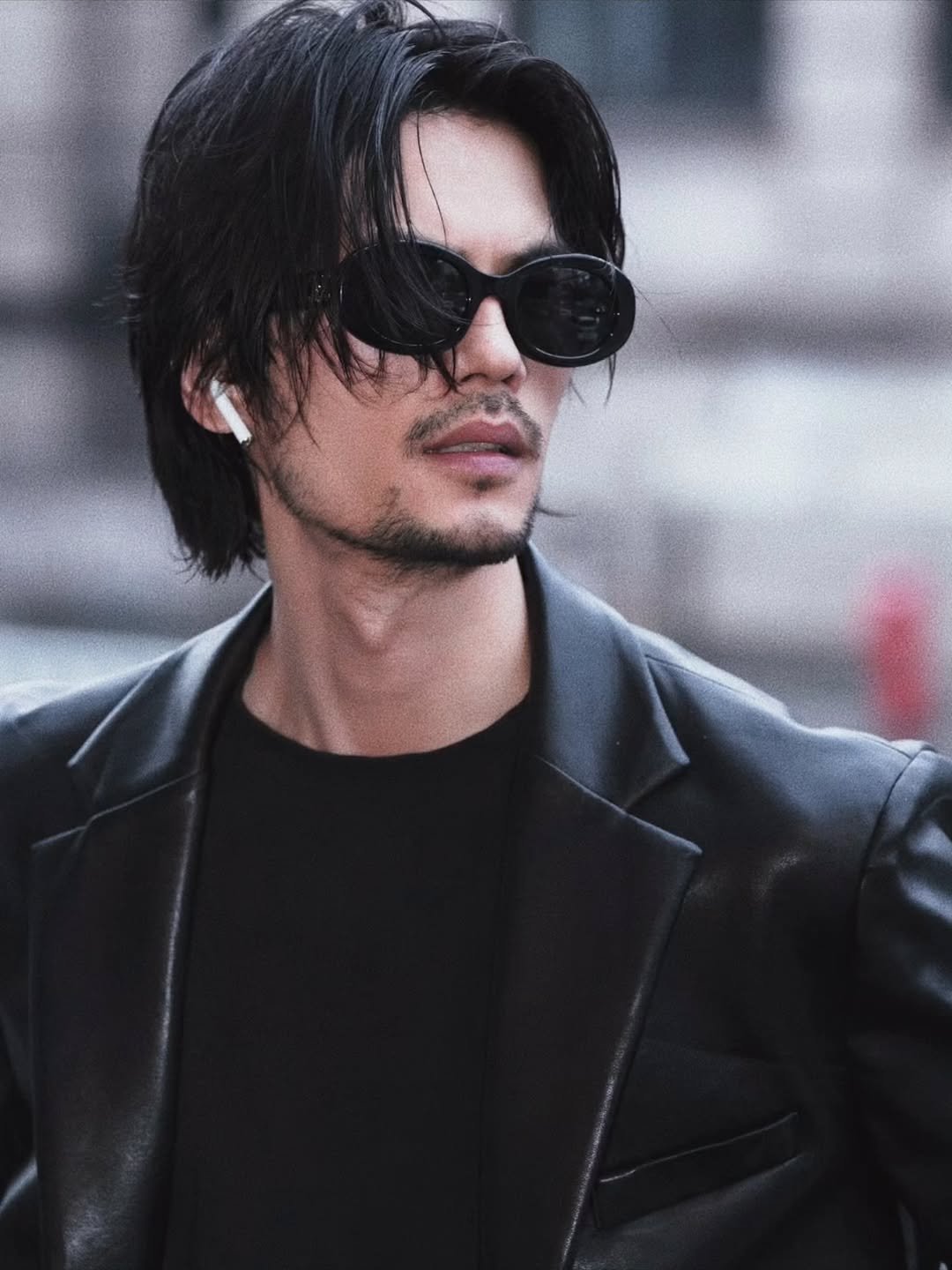 Photo by Shiyunfengjii on November 08, 2025. May be an image of one or more people, hair, blazer and text.