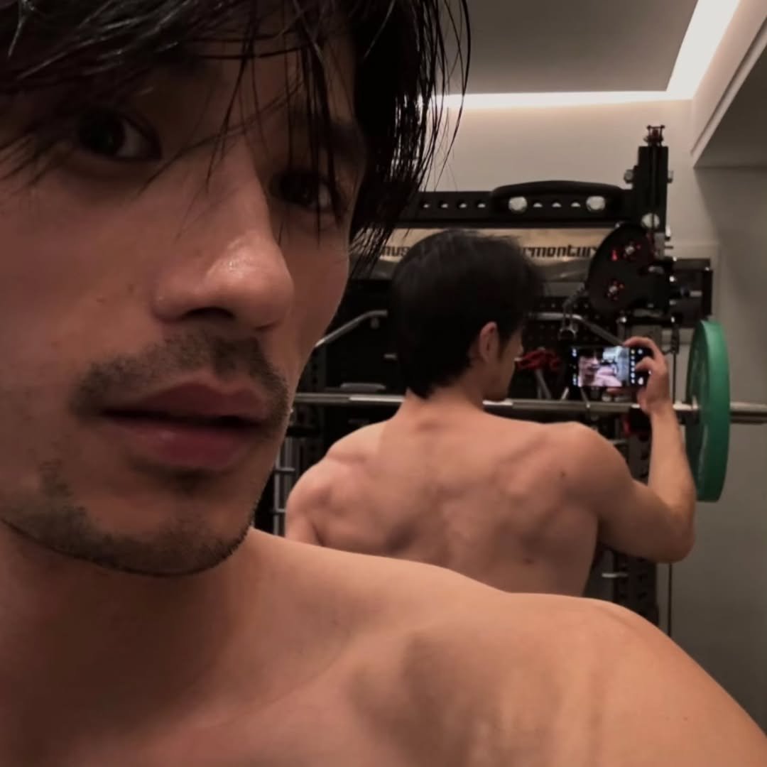 Photo by Shiyunfengjii on November 07, 2025. May be an image of one or more people, hair, biceps, mirror and text.