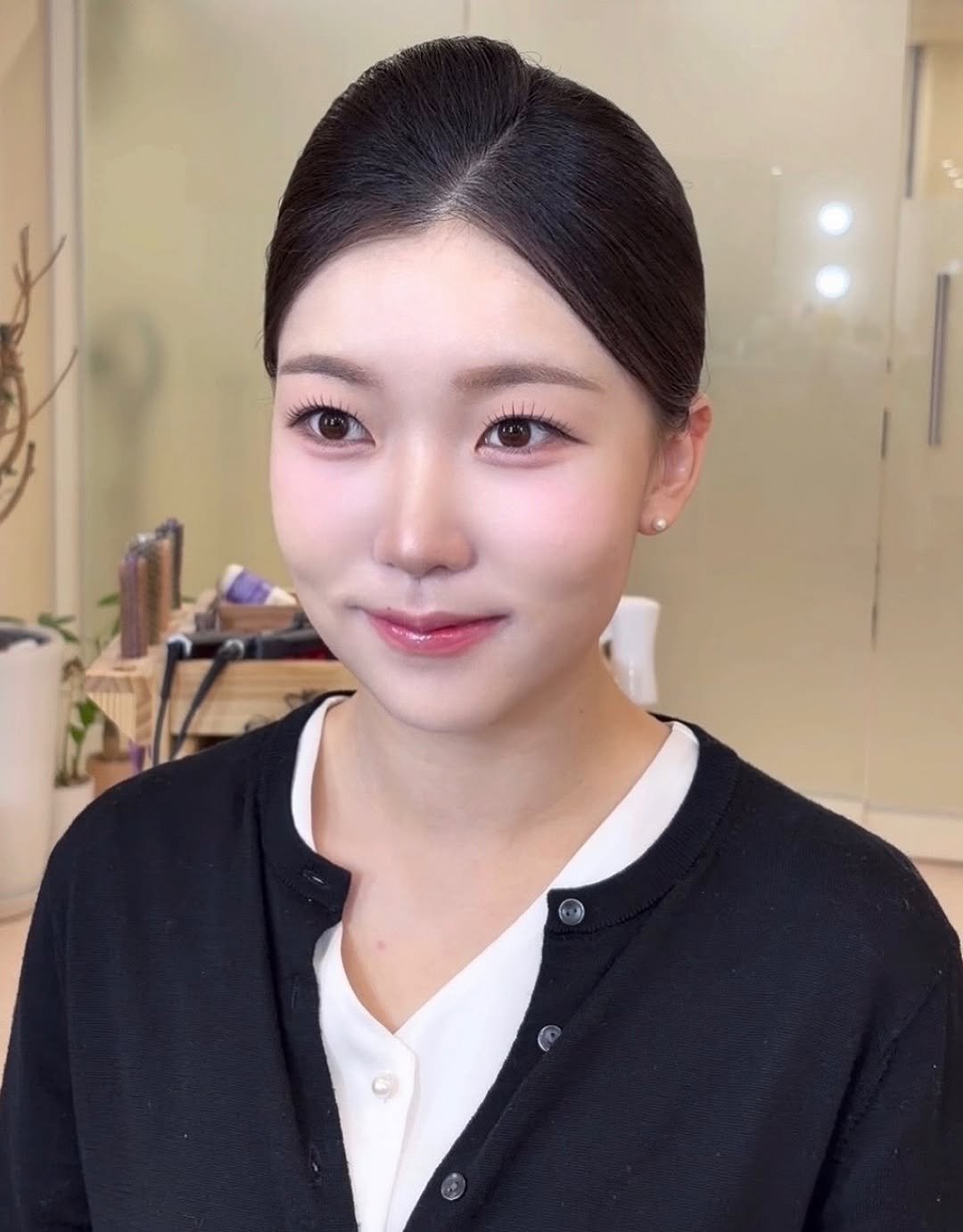 Photo by 피크(peak) hair | 오인선 in 그래서 이쁘다 with @peak_seoul. May be an image of one or more people, braids, makeup and text.