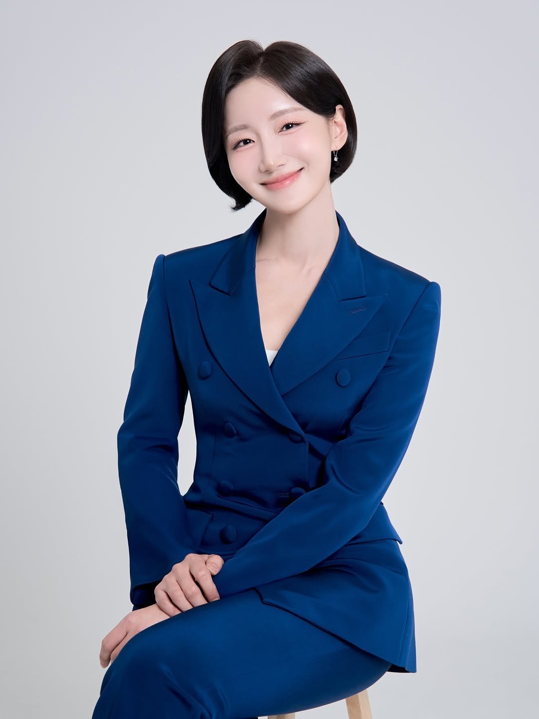 Photo shared by 피크(peak) hair | 오인선 on February 12, 2026 tagging @peak_seoul. May be an image of one or more people, blazer, suit and text.