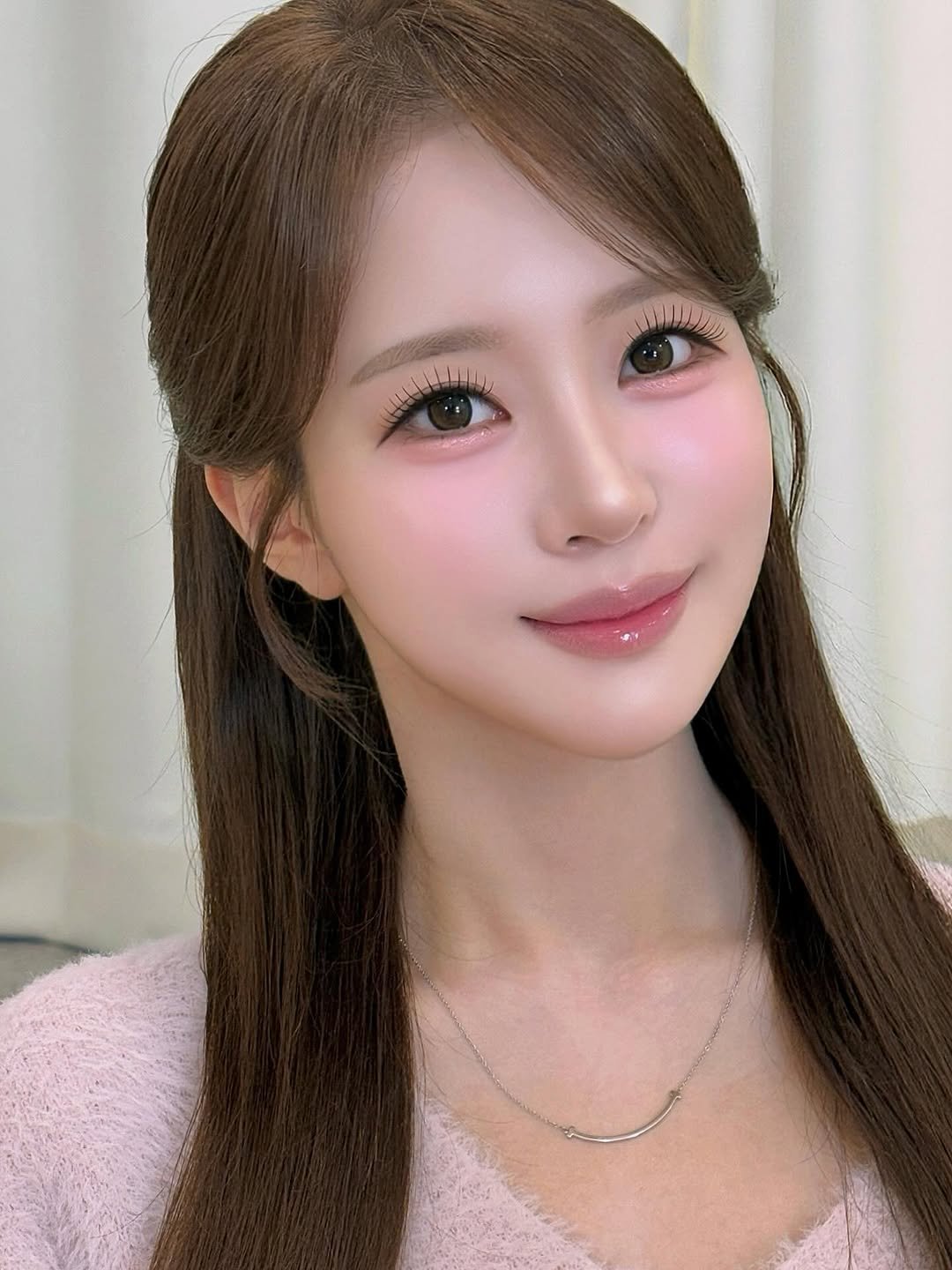 Photo by 피크(peak)make up | 이준 디자이너🐰 in 피크 - peak with @shoni_room, and @peak_seoul. May be a closeup of one or more people, braids, makeup and text.