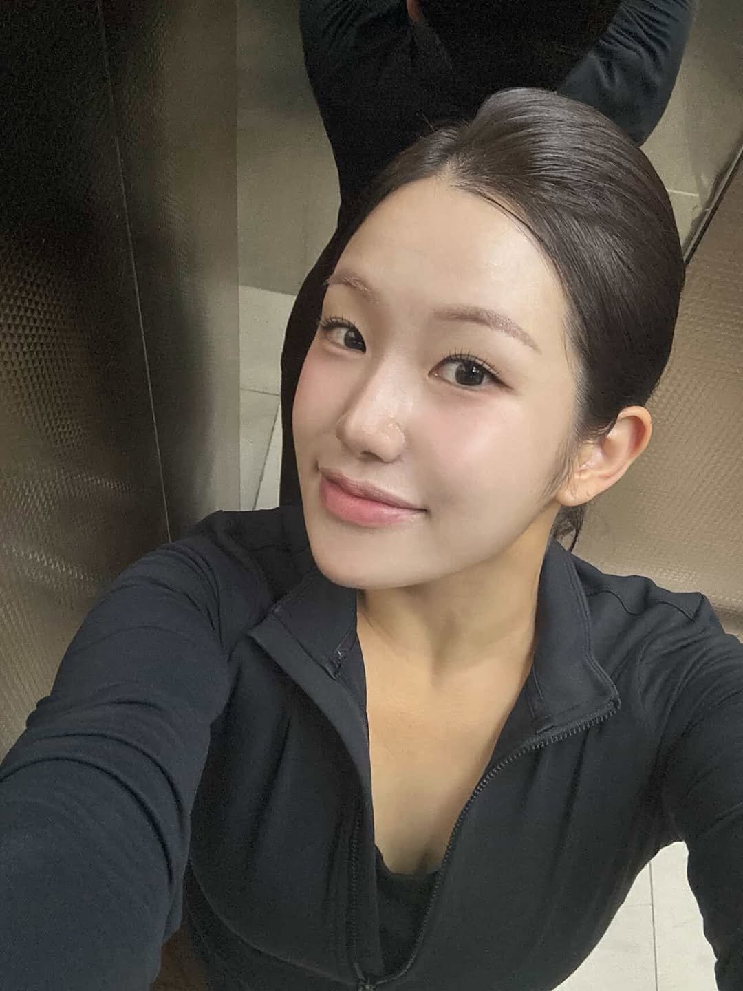 Photo shared by 피크(peak) hair | 오인선 on December 09, 2025 tagging @__youngee_. May be a selfie of one or more people, hair, mirror and text.