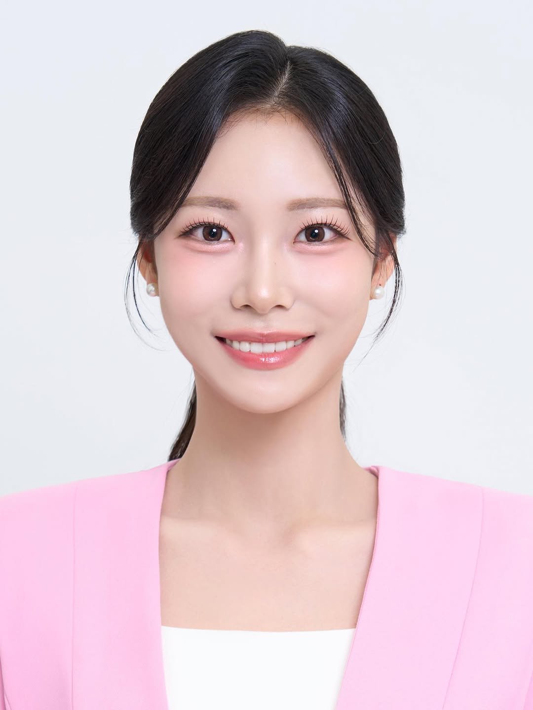 Photo shared by 압구정메이크업샵 신사메이크업샵 • 피크(peak) on September 16, 2025 tagging @jungyez, and @shoni_room. May be an image of 1 person, hair, makeup and text.