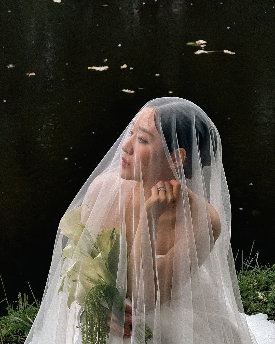 Photo by 슈히Shoohee on June 10, 2025. May be an image of baby's-breath, wedding and text.