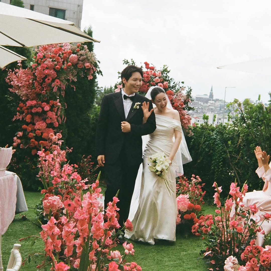 Photo by 슈히Shoohee on October 08, 2025. May be an image of flower arrangement, bouquet, parasol and outdoors.