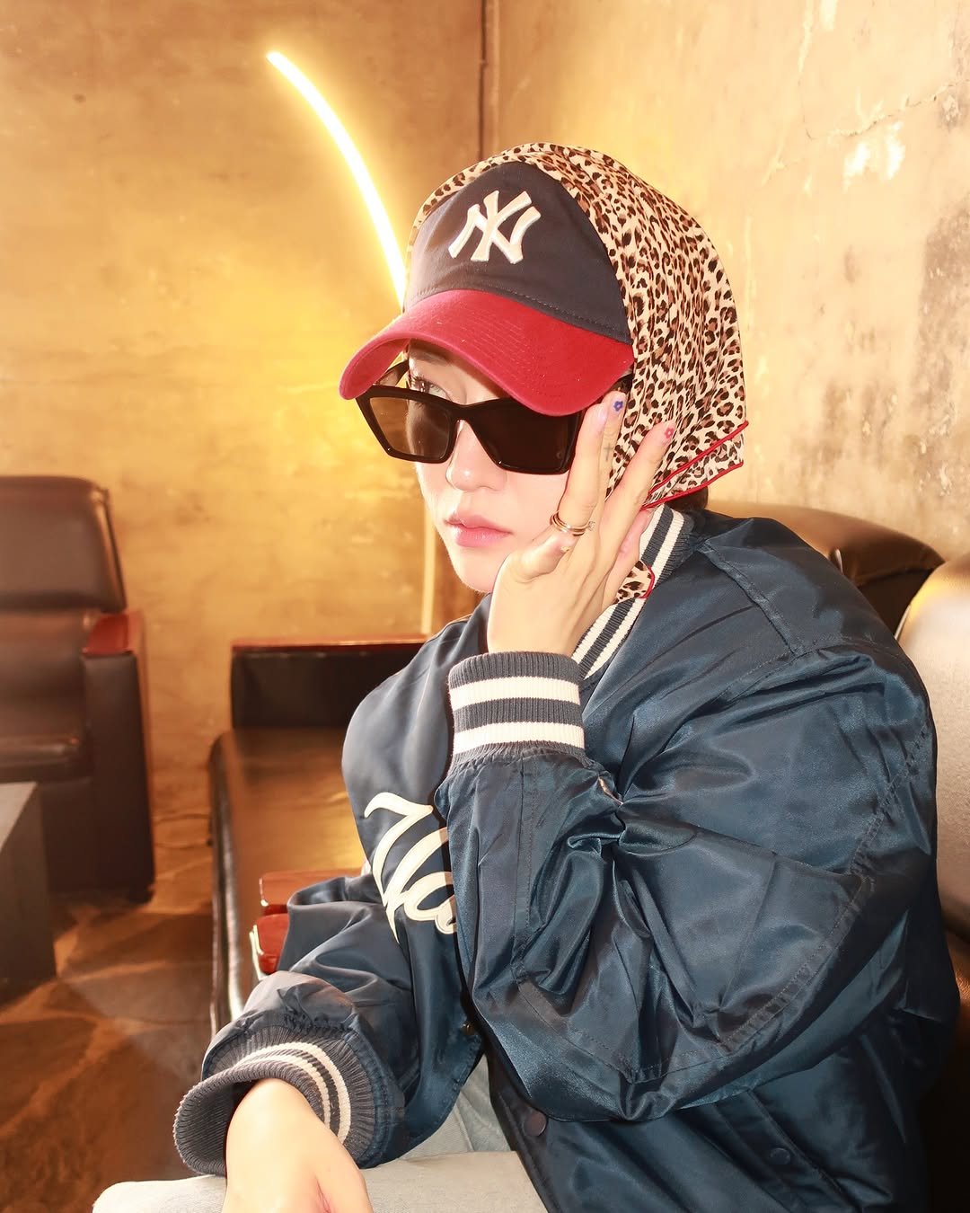 Photo by 슈히Shoohee on March 25, 2025. May be an image of hat, eyewear, duffle coat, parka, beret, flight jacket and text that says 'Tà'.