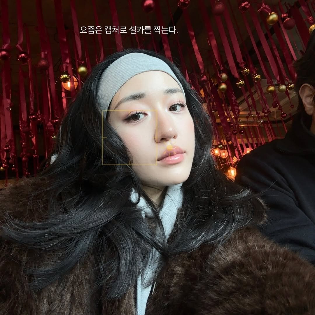 Photo by 슈히Shoohee on December 19, 2025. May be an image of ‎one or more people, hair, goosedown coat, duffle coat, parka and ‎text that says '‎요즘은 캡처로 셀카를 찍는다. مرد‎'‎‎.