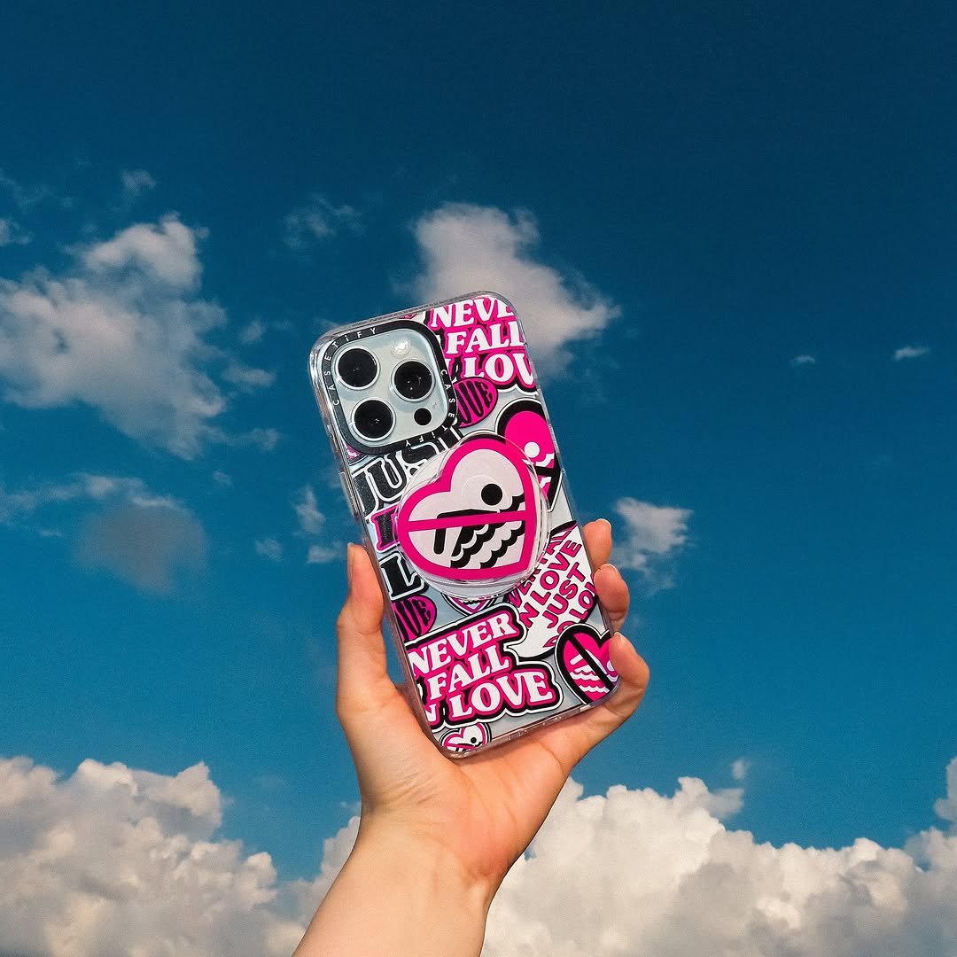 Photo by 슈히Shoohee on August 25, 2025. May be an image of phone, skull and text that says 'NEVL FALL TLOL ಶೀ VEVER NALLE IFALL LOVE'.