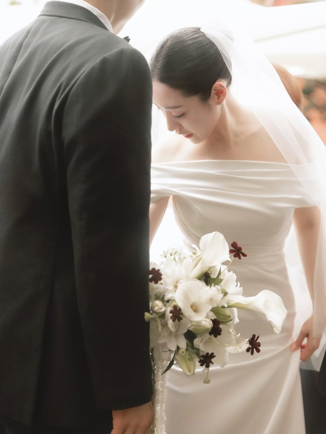 Photo by 슈히Shoohee on October 27, 2025. May be an image of white lily, wedding and text.