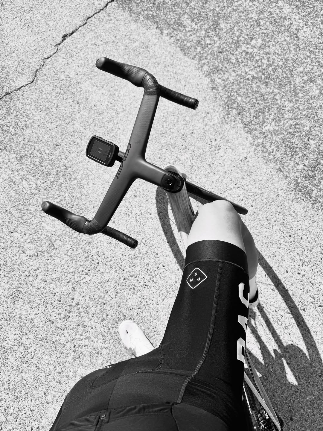 Photo by SHOTA 🟠🔵 on November 22, 2025. May be a black-and-white image of bicycle, tire, wetsuit and text.