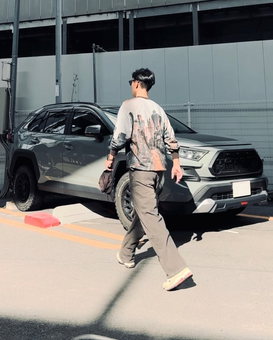 Photo by SHOTA 🟠🔵 on November 25, 2025. May be an image of skateboard, sweatpants, outerwear, street, road and text.