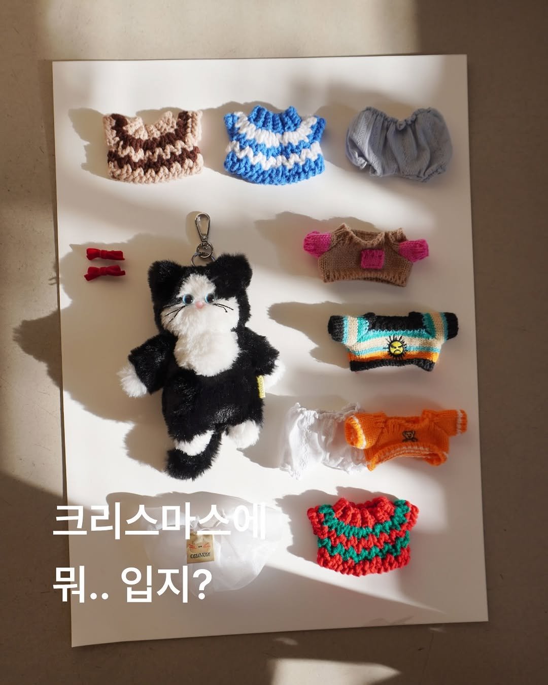 Photo by COSYMOSY 코지모지 on December 03, 2025. May be an image of lace, knit, clothes hanger and text that says '크리스마스에 សទស 뭐.. 입지?'.