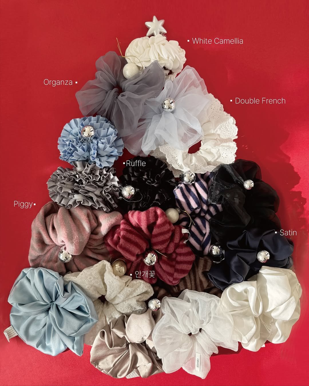 Photo by COSYMOSY 코지모지 on December 08, 2025. May be an image of lace, brooch, barrette, leather flower and text that says 'WhiteCamellia White Camellia ellia O rganza. gan za Double DoubleFrench French ·Ruffle Piggy. Satin'.