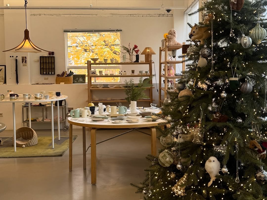 Photo by COSYMOSY 코지모지 on December 05, 2025. May be an image of christmas tree, pottery and text.