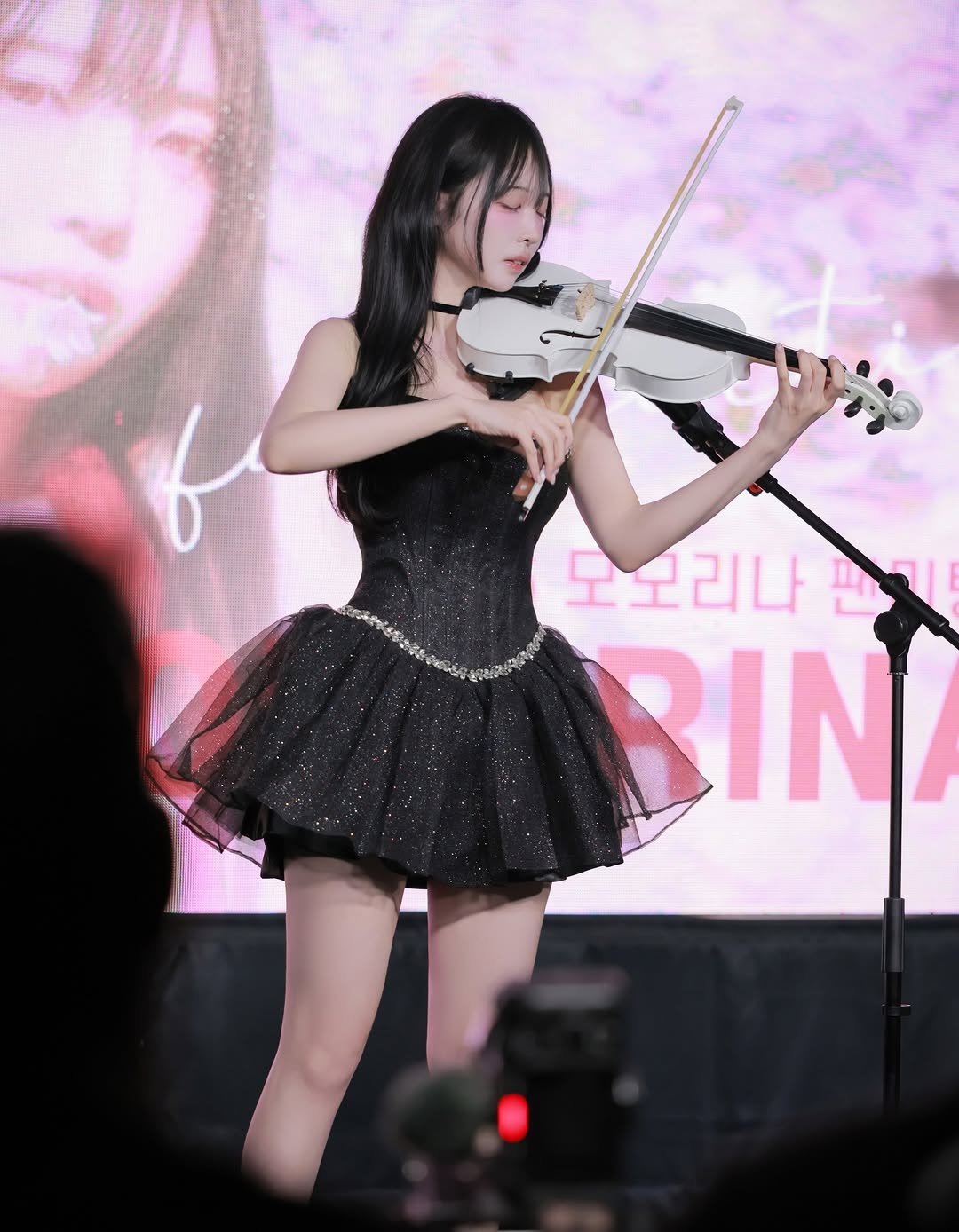 showa_shojo 게시물 이미지: あなたにだけ聞かせたいメロディーがあります..聞いてくれますか？有隻想給你聽的旋律能幫我拿一下...