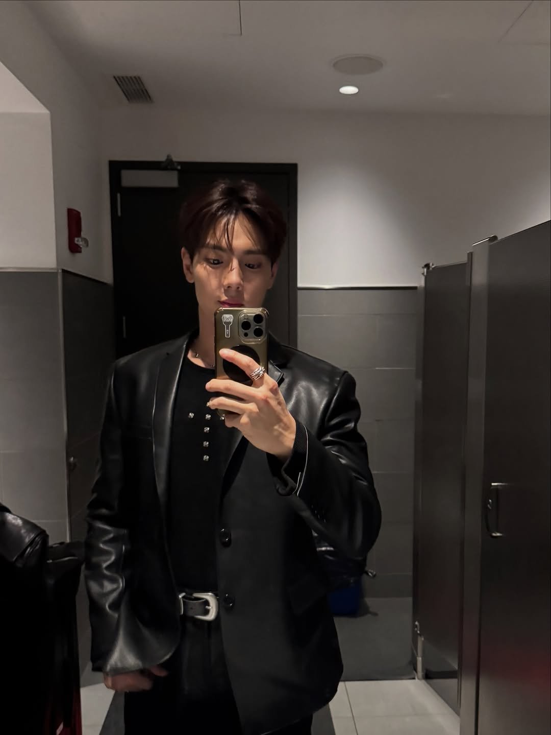 Photo by 셔누 SHOWNU on December 13, 2025. May be a selfie of suit, coat, bolo tie, blazer and text.