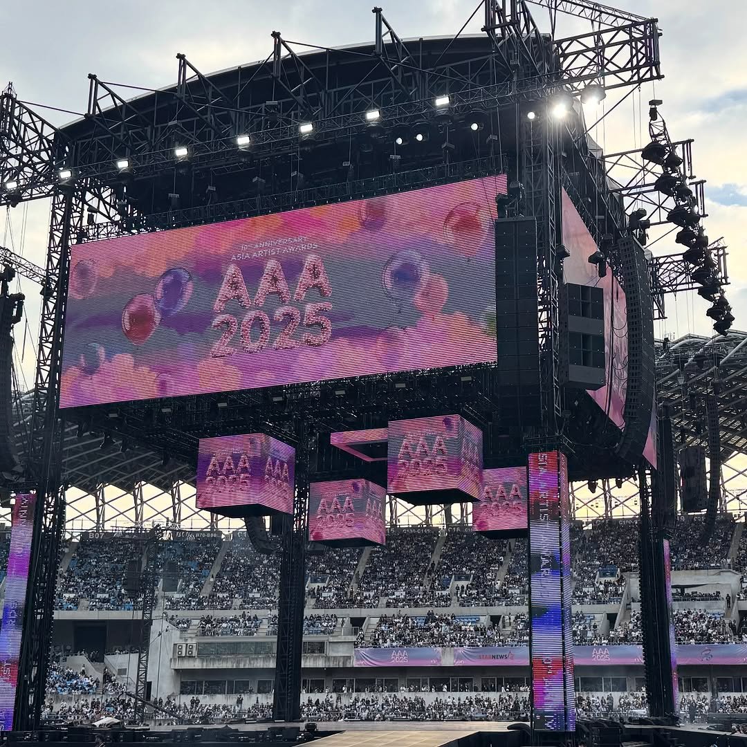 Photo by 셔누 SHOWNU on December 07, 2025. May be an image of crowd, concert and text.