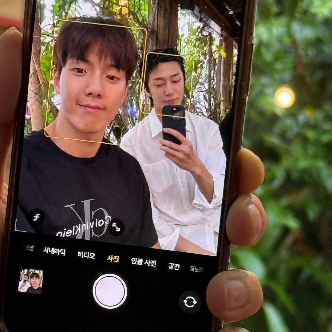 Photo by 셔누 SHOWNU on November 16, 2025. May be a selfie of ‎one or more people, phone, mirror and ‎text that says '‎nielxnivio nield Vh لأ 시네마틱 비디오 사전 인들사진 인틀 경간피노츠 可 공간‎'‎‎.
