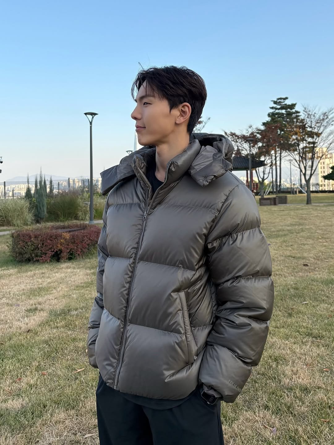 Photo shared by 셔누 SHOWNU on November 16, 2025 tagging @lululemonkr. May be an image of duffle coat, overcoat, goosedown coat, flight jacket, parka and text.