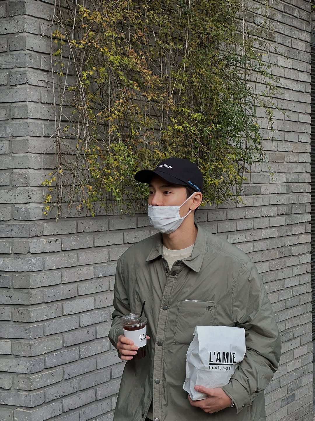 Photo by 셔누 SHOWNU on October 30, 2025. May be an image of ‎duffle coat, military uniform, parka, face mask, cornflower and ‎text that says '‎אסשואת だ L L'AMIE noul cTa noulange an: 日古巻‎'‎‎.