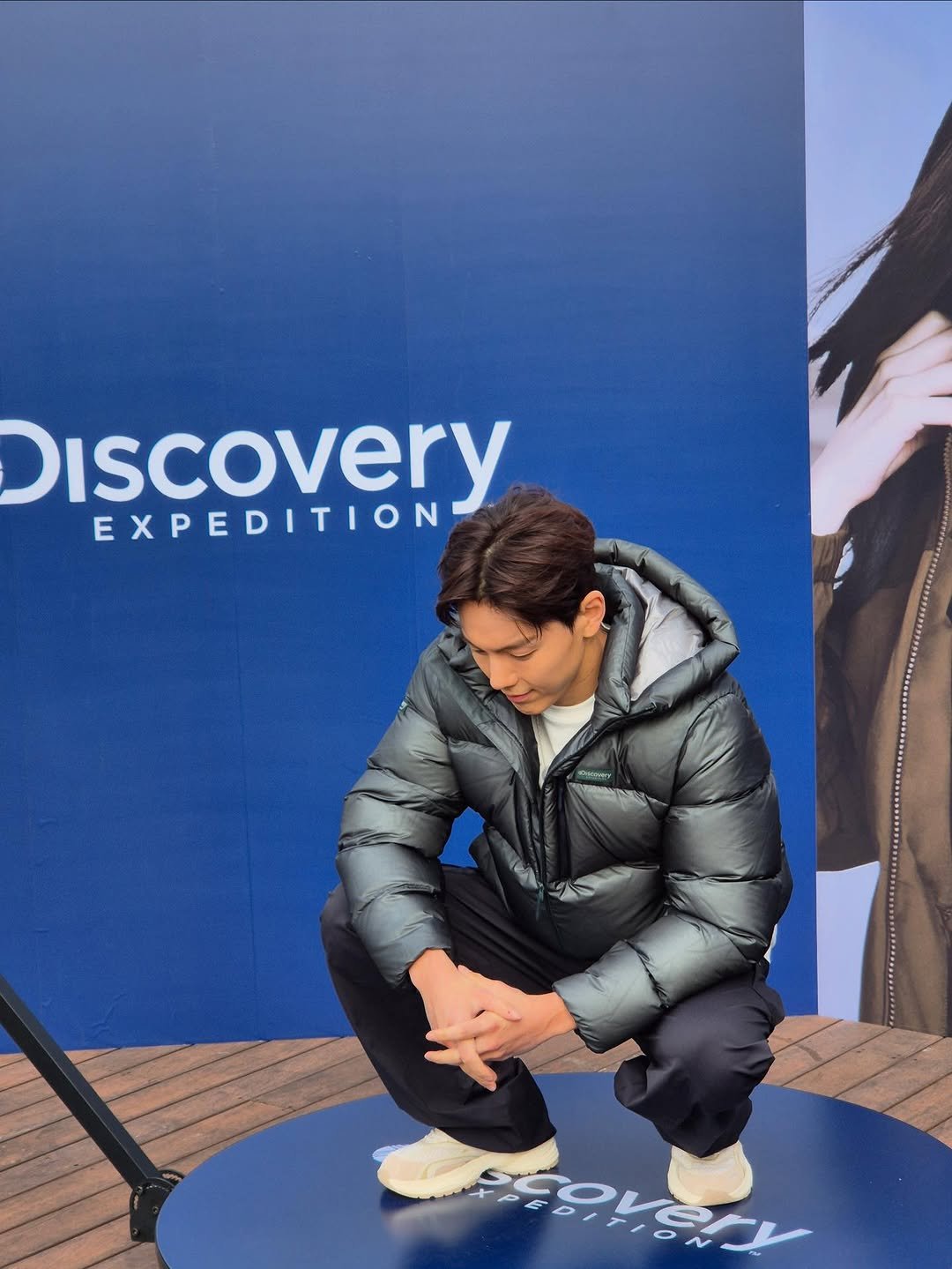 Photo shared by 셔누 SHOWNU on November 01, 2025 tagging @discoveryexpedition_kr. May be an image of standing, parka, snowsuit, raincoat and text that says 'Discovery EXPEDITION eиeT / ta 1'.