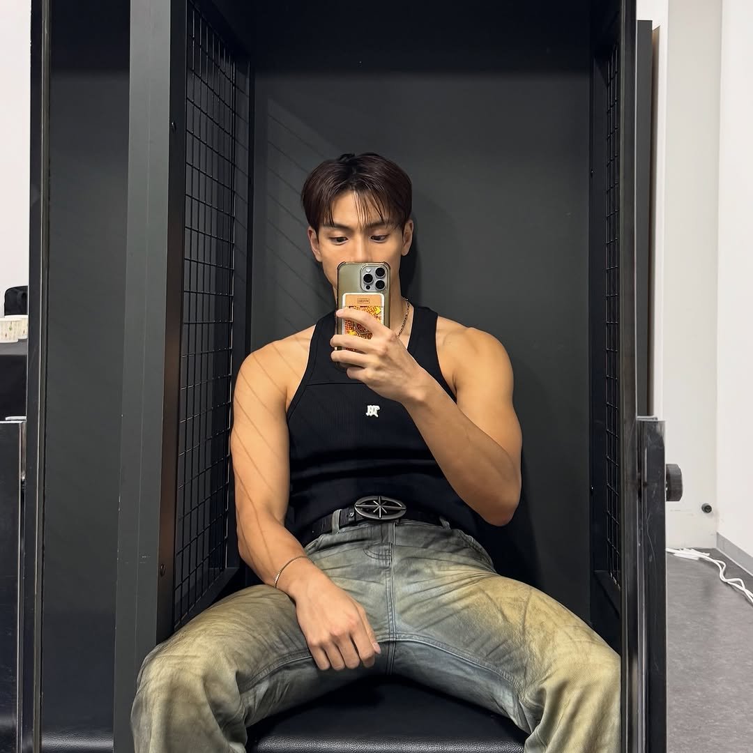 Photo by 셔누 SHOWNU on September 22, 2025. May be an image of one or more people, biceps, phone, turtleneck and text.