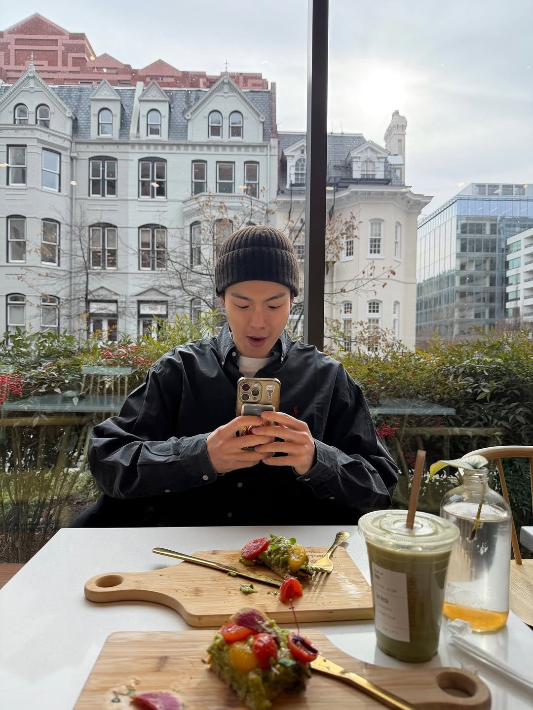 Photo by 셔누 SHOWNU on December 19, 2025. May be an image of phone, juice, cornflower and text.