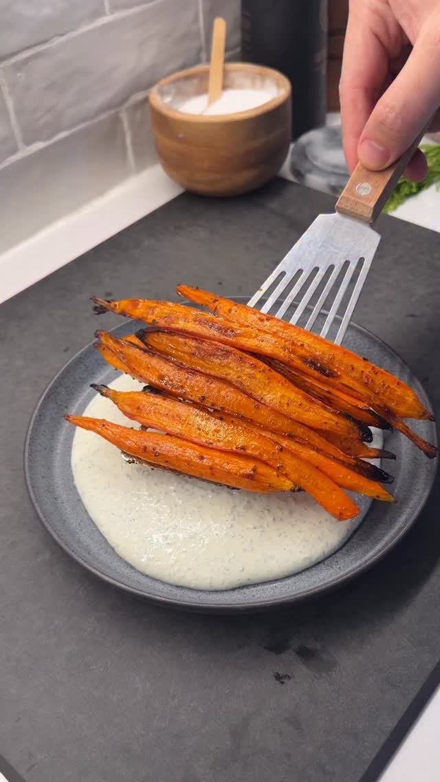 shredhappens 게시물 이미지: 🥕MEDITERRANEAN CHARRED CARROTS WITH CREAMY...