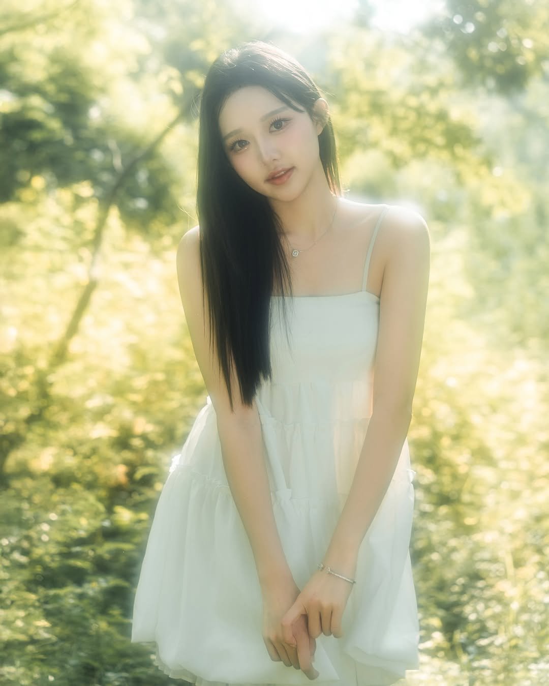 Photo by Shu 강수경 on May 29, 2025. May be an image of one or more people, makeup, hair and outdoors.
