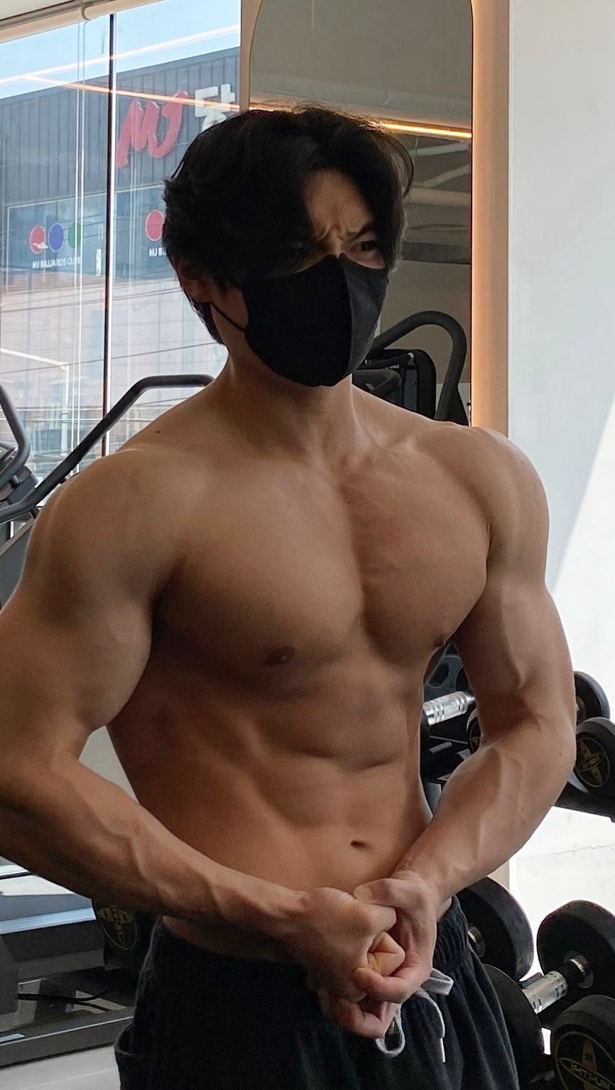 shyunfit 게시물 이미지: 내생각엔 나방이 제일 놀랬음
#추격전 #반달가슴곰 #쥬라기월드 #런닝맨