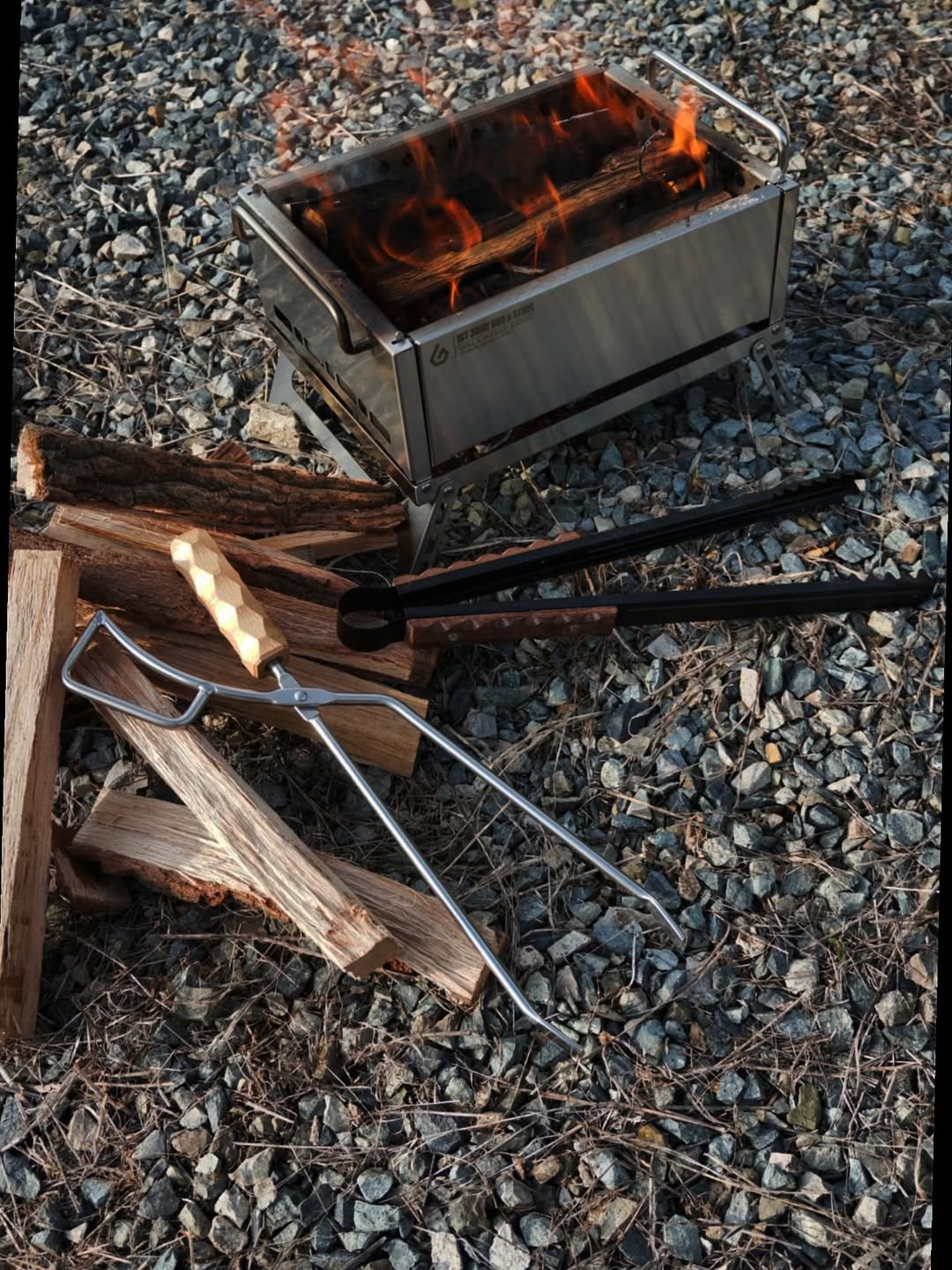 Photo by 🍃시기 캠프 on August 14, 2025. May be an image of campsite, fire, stove, tongs, grill, outdoors and text.