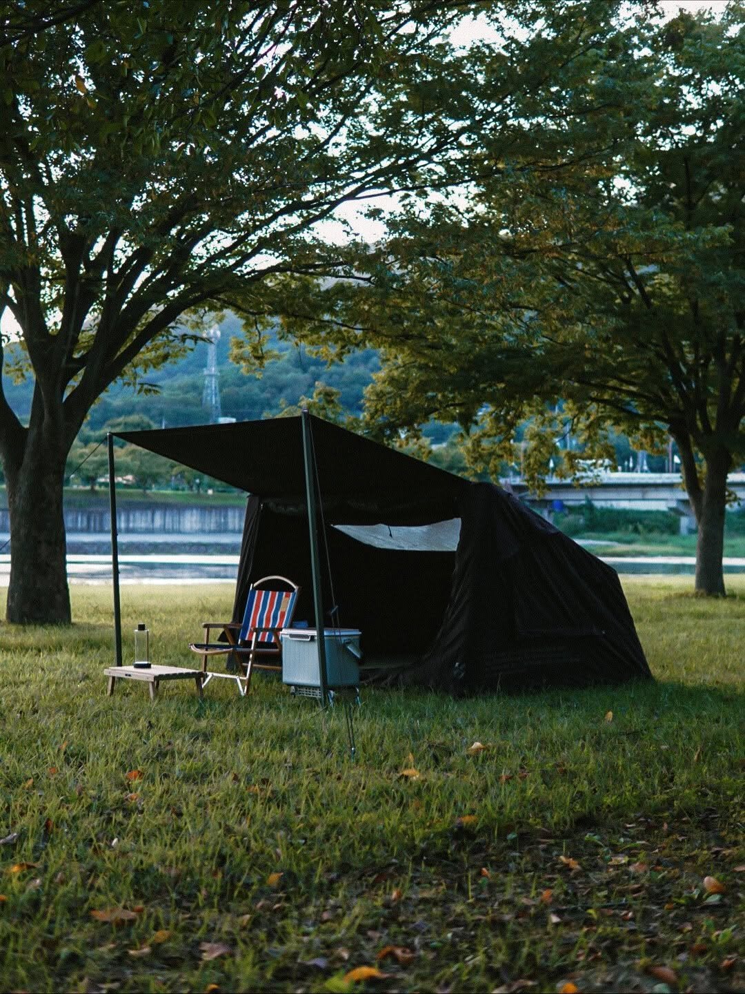 Photo shared by 🍃시기 캠프 on November 03, 2025 tagging @camvil__. May be an image of campsite, park and text.