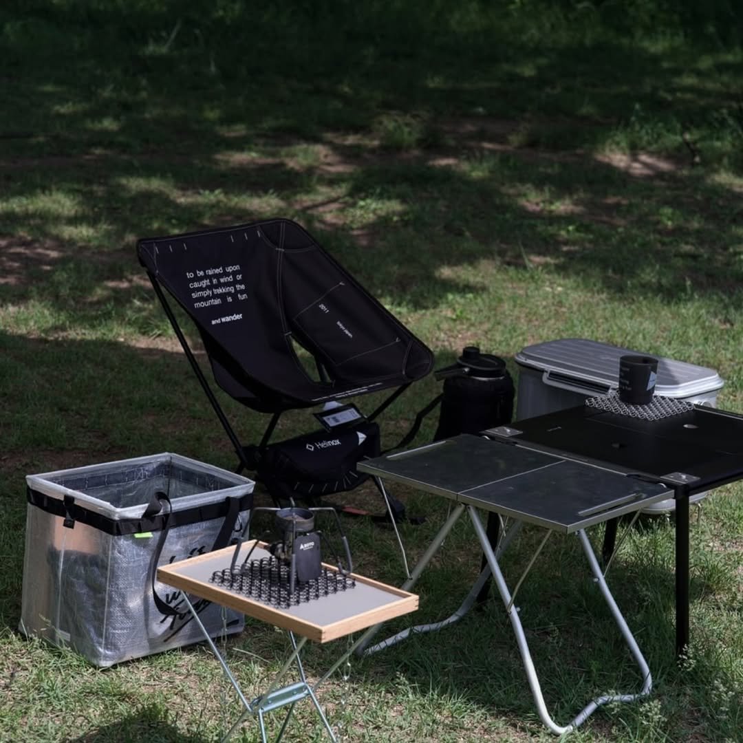 Photo by 🍃시기 캠프 on May 25, 2025. May be an image of stove, cooler, deck chair and outdoors.