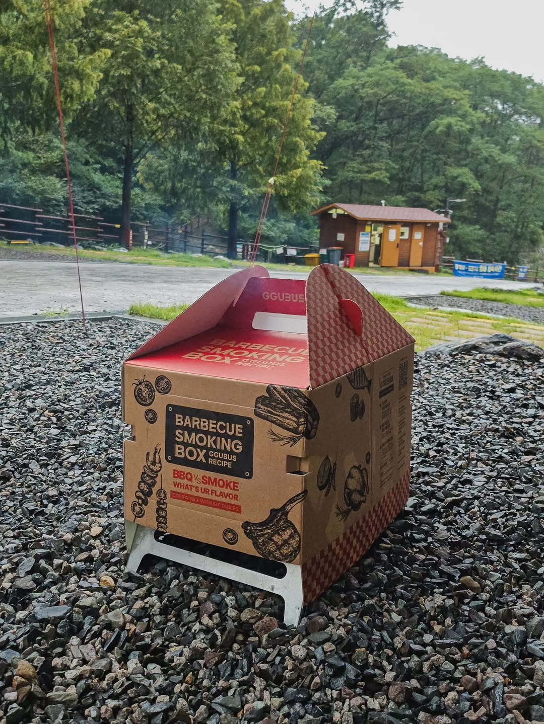 Photo by 🍃시기 캠프 on October 12, 2025. May be an image of box, carton, garbage and text that says 'GGUBUS GG U3US BARBECUE BOX OX SMOKING E RECIPE DenBUs GGUBUS WHAT'SUR WHAT'SURFLAVOR នបាធ. URFLAVOR BBQSMOKE MOKE'.