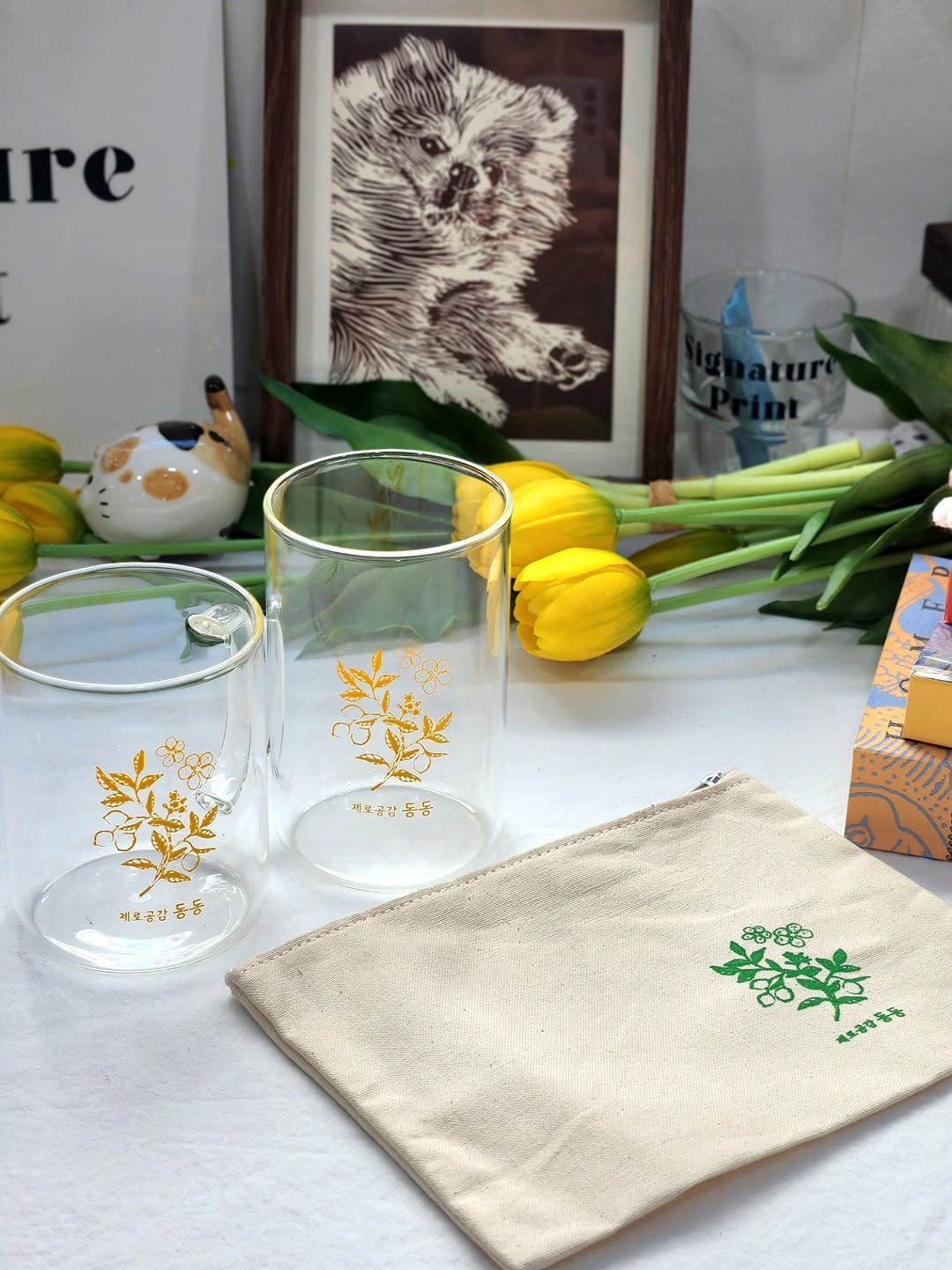Photo by 시그니처프린트 판화그림공방 on September 01, 2025. May be an image of napkin ring, carafe, napkin, shot glass, placemat, tablecloth and text.