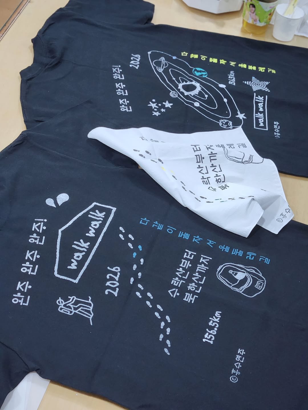 Photo by 시그니처프린트 판화그림공방 on April 16, 2026. May be an image of ‎text that says '‎다 全国 6 BHM 2026 茶 松 호 ਕਜ ए 더음 제움 ই F% ത് walk walk )수연주 ua عم 김0 画 な ፍሎ 言 之 之 라 곽한 하 DE E) اللامه ٥ ሁብ 定 হ 서울들레질 우때 두 لت Q3 완주완주완주! 주 아즙! K% waik walk 완주완 완주 2026 統 마수 156.5km ©홍수연주 0 K‎'‎.