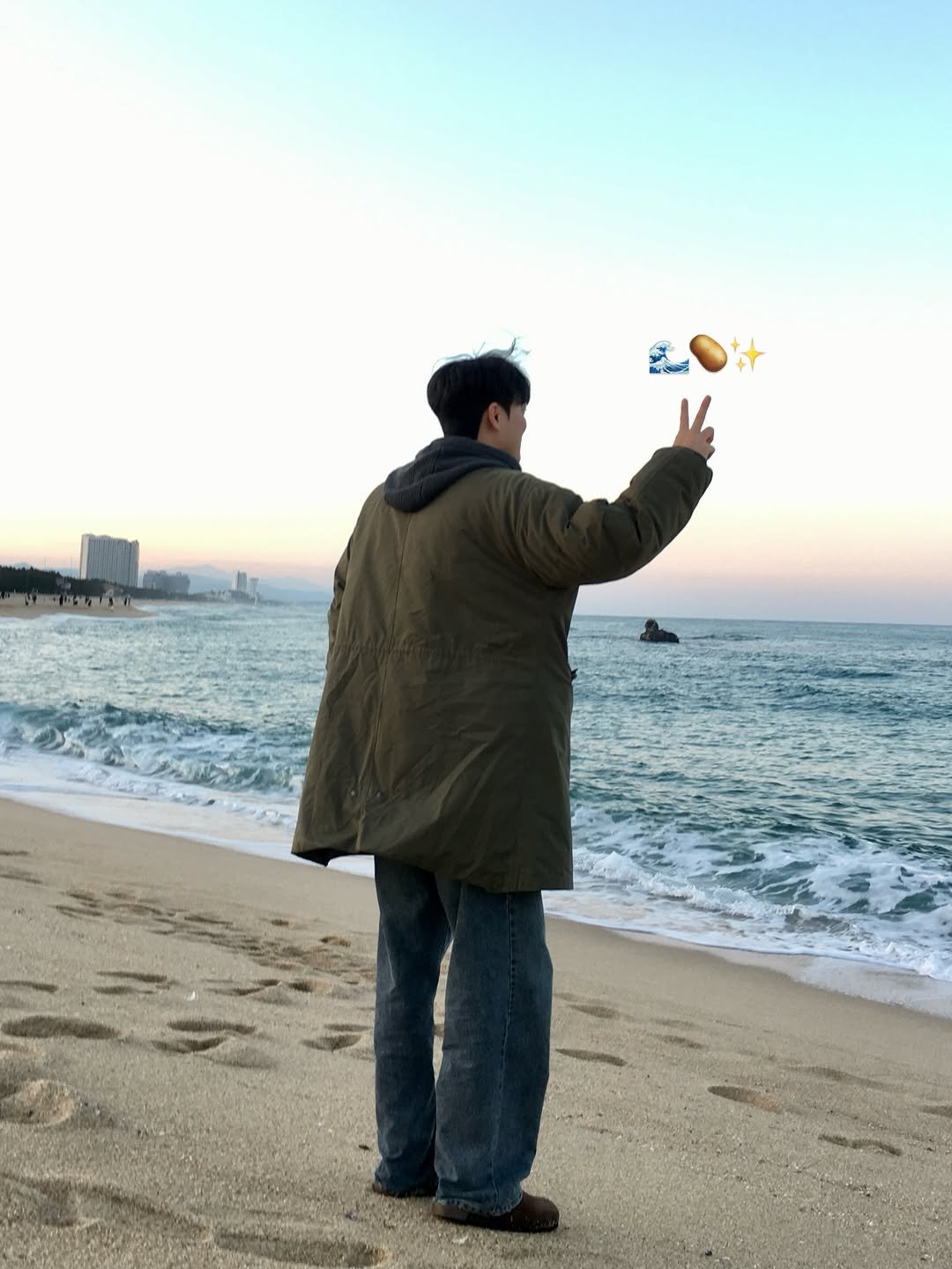 Photo by 노빠꾸 시골쥐의 상경일기 | 류채우 on December 20, 2025. May be an image of standing, beach ball, kite, racket, umbrella, ocean, coast and text.