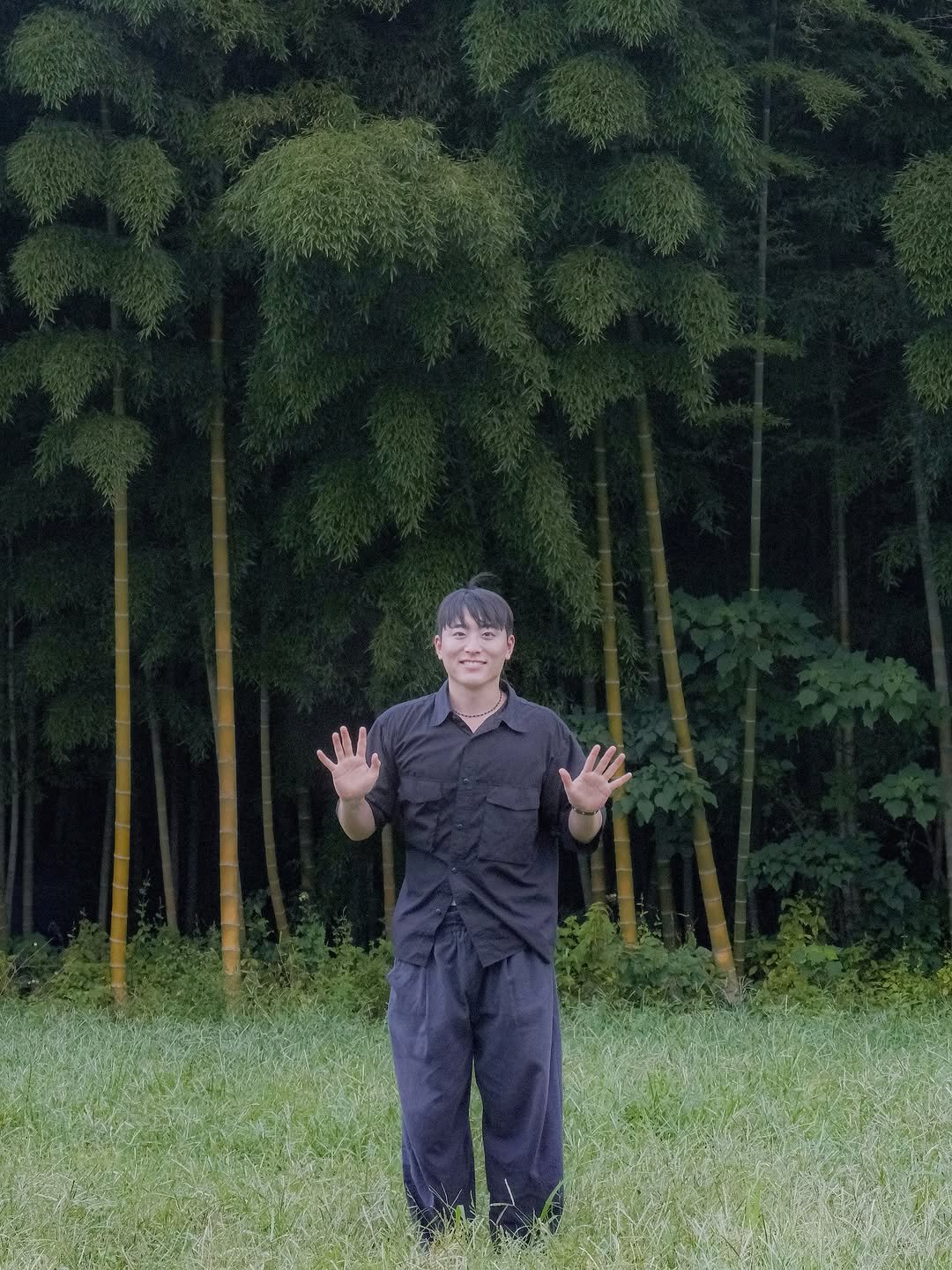 Photo by 노빠꾸 시골쥐의 상경일기 | 류채우 on September 21, 2025. May be an image of 1 person, bamboo, grass, tree and text.