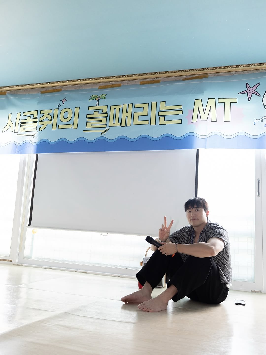 Photo by 노빠꾸 시골쥐의 상경일기 | 류채우 on July 06, 2025. May be an image of 1 person, performing martial arts, practicing yoga and text that says '시골쥐의 골때리는 세골쥐의골매리는 MT 製'.