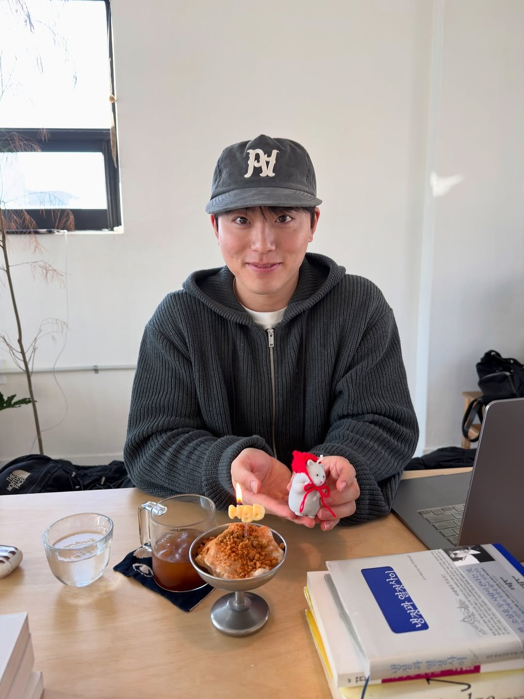 Photo by 노빠꾸 시골쥐의 상경일기 | 류채우 on February 15, 2026. May be an image of studying, hat, pie, hand pie, crumpet, office and text.