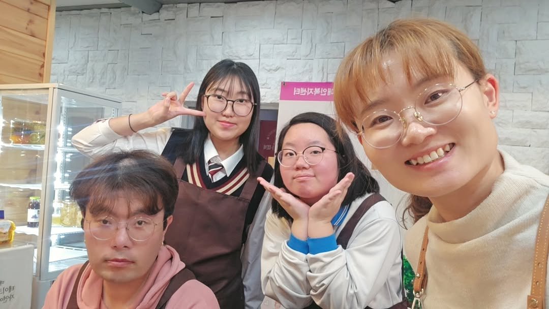 Photo by 시골맘써니 🌱 귀촌 워킹맘의 작은학교•자연육아 on November 29, 2025. May be a selfie of one or more people and text.