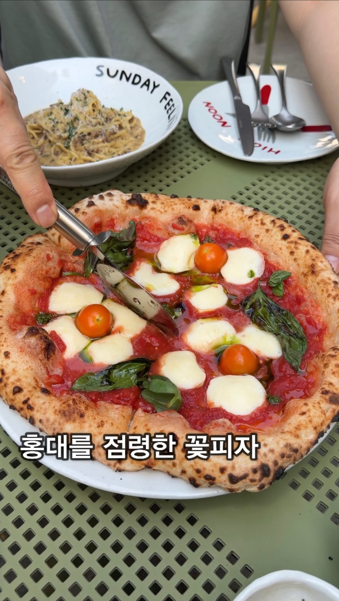 sikhookyung 게시물 이미지: 요즘 애들은 홍대에 꽃피자 먹으러간다는데요?

홍대에 새로생긴 이탈리아 음식점인데...