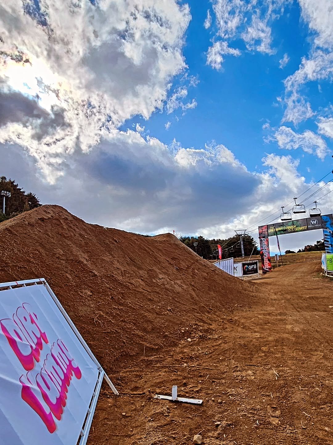 Photo by 강경민 in 웰리힐리파크 with @sikss_lee, @nbk_leefor97, and @dirt_yummy. May be an image of text.