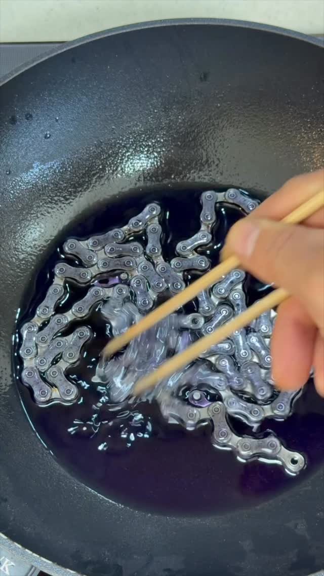 sikss_lee 게시물 이미지: 자전거 체인 요리하기.

다이소표 라벤더향 양초를 녹인 후 
체인에 코팅을...