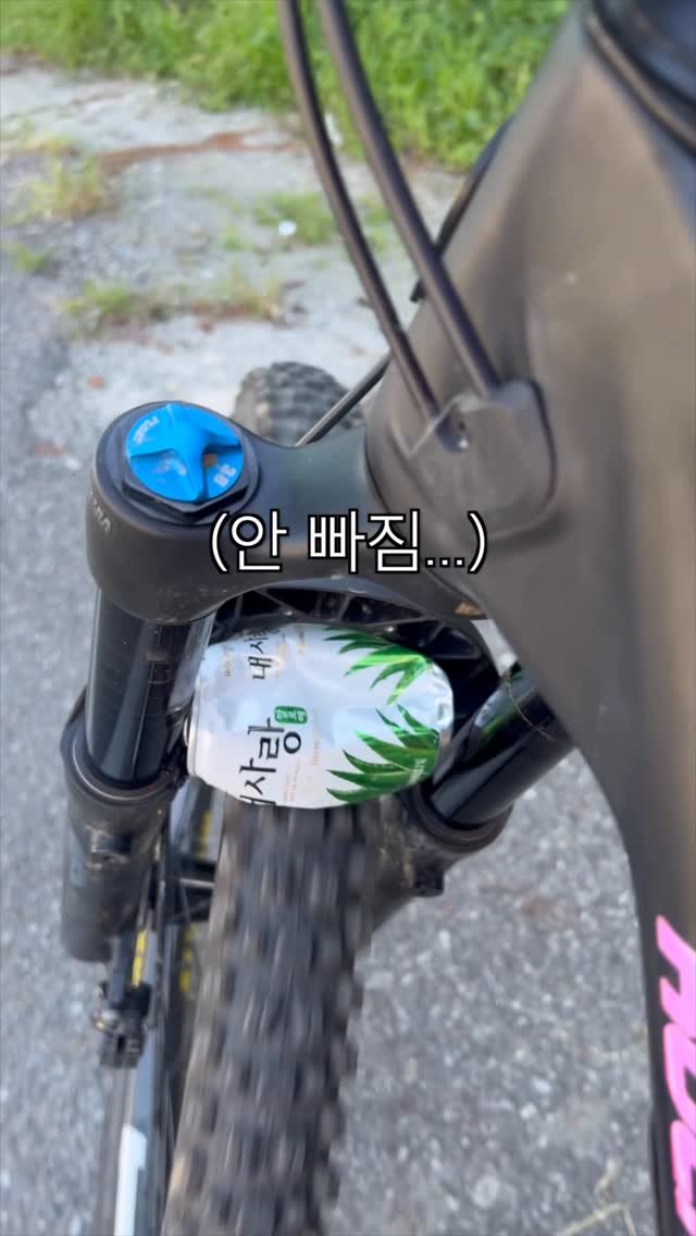 sikss_lee 게시물 이미지: 자전거로 깡통 밟으면 안되는 이유.
.
#리바쇼 #더트야미 #산악자전거 #mtb자전거