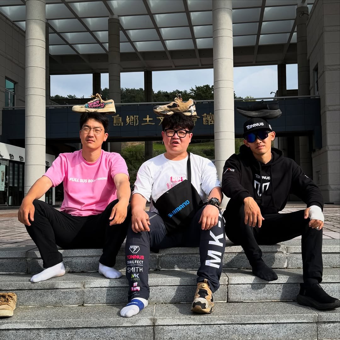 Photo by 식쓰 on April 19, 2026. May be an image of sportswear, sock, sweatpants and text.