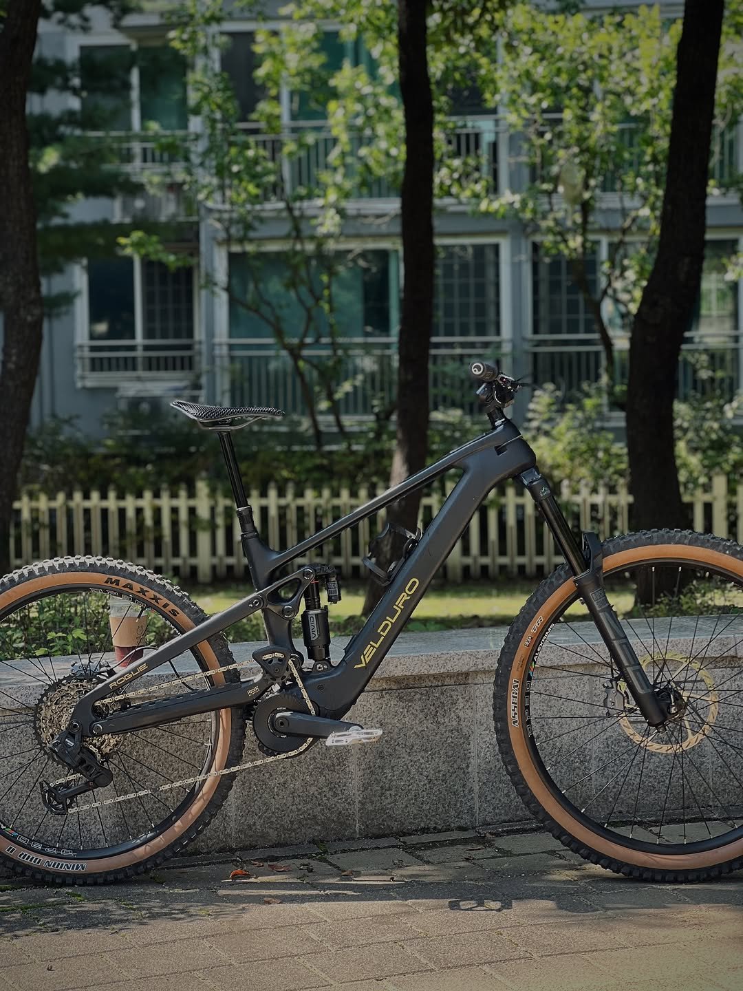 Photo shared by 식쓰 on September 25, 2025 tagging @veldurobikes. May be an image of bicycle and text.