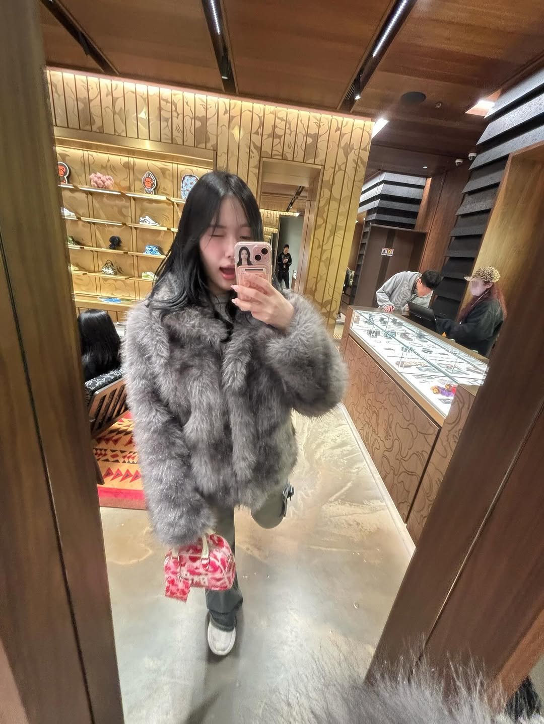 Photo by 실키🧴 on March 22, 2026. May be an image of sable coat, goosedown coat, duffle coat, overcoat, boots, parka and text.