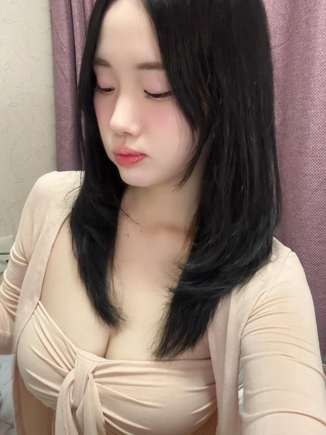 Photo by 실키🧴 on February 14, 2026. May be a selfie of one or more people, hair, top and text.