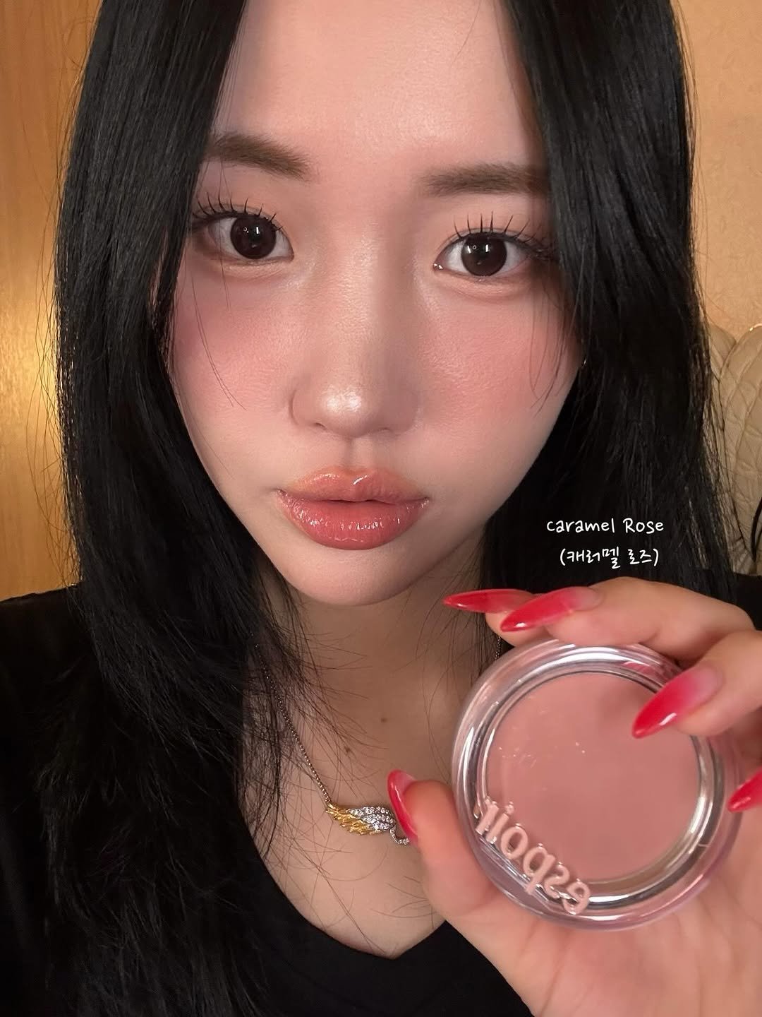 Photo shared by 실키🧴 on February 13, 2026 tagging @espoir_makeup. May be an image of one or more people, lipstick, makeup and text that says 'caramel caramelRose Rose (캐러밀 로즈) Иσατε ወ.ጅ'.